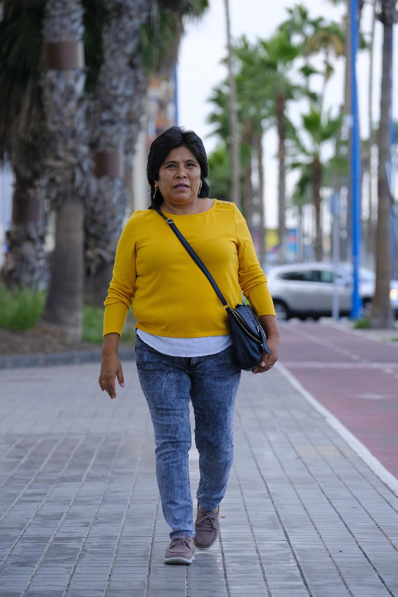 Simona Chambi camina por la Avenida Marítima de Las Palmas de Gran Canaria