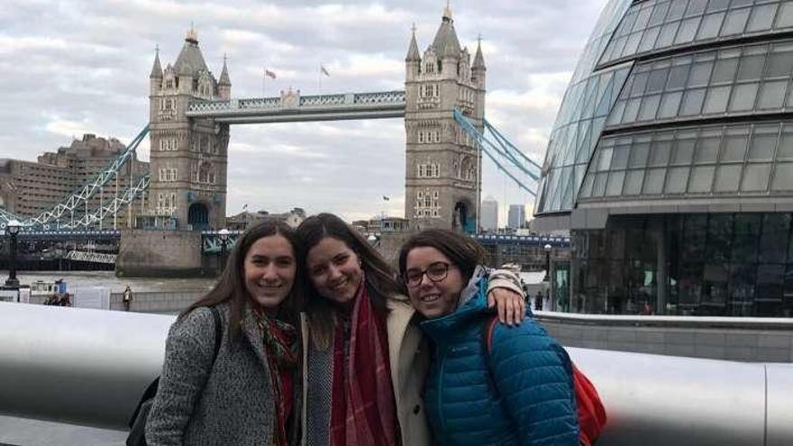Tres alumnas del Centro Aloya en Londres. // FdV