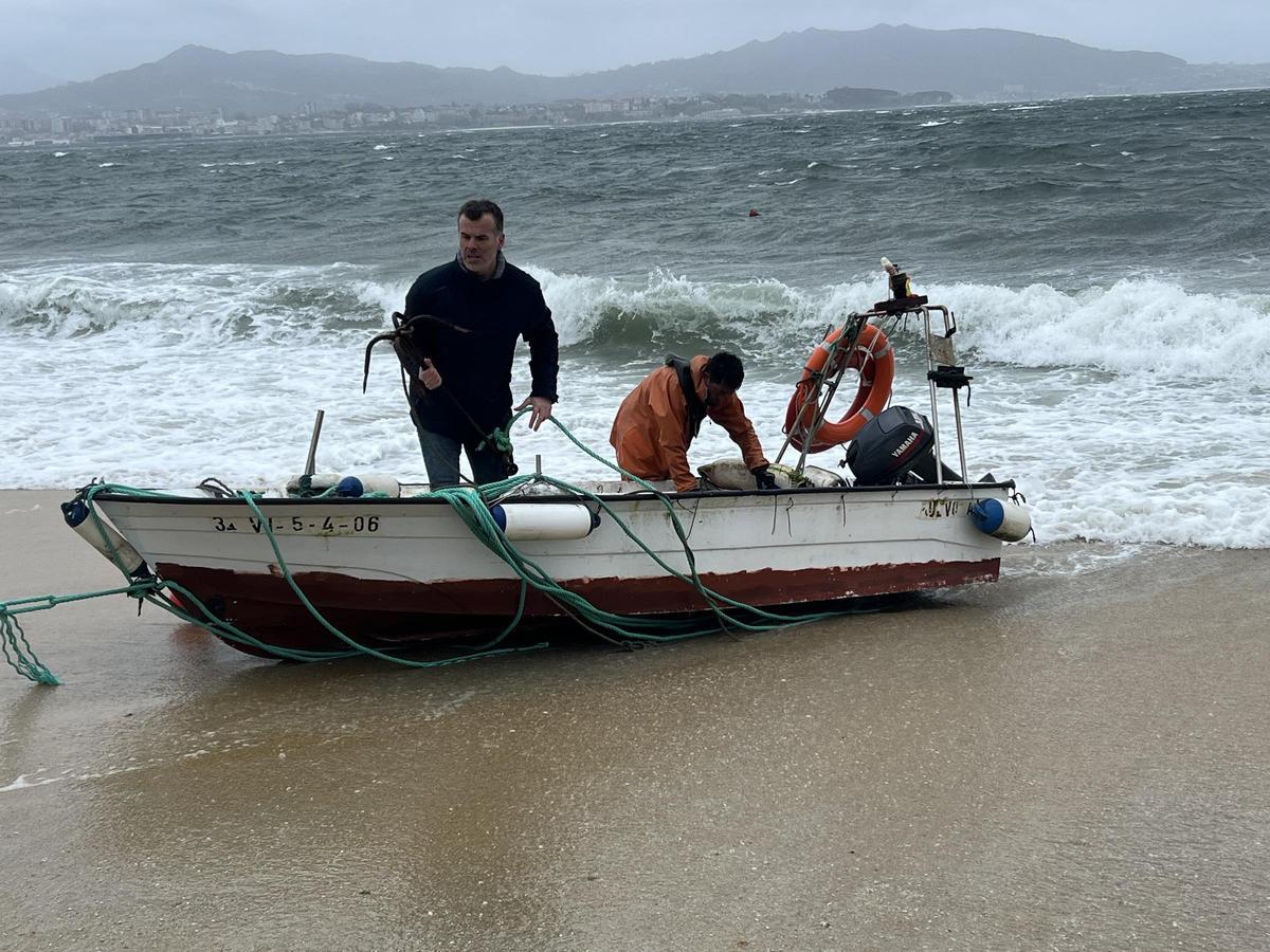 Un agente de la Policía Local, de paisano, ayuda al marinero afectado.