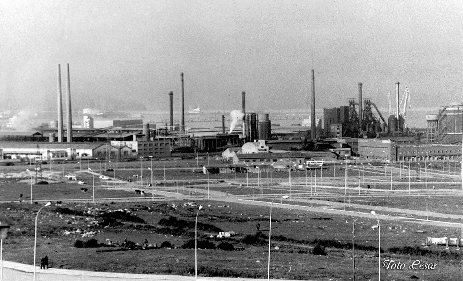 Arriba a la izquierda La Campsa a la dcha Fabrica de Moreda,en el centro carpinteria Cadavieco,Fundici�n La Nueva y Talleres Uni�n,abajo campos de la Bra�a urbanizados para la construci�n de viviendas. 24-12-1974.jpg