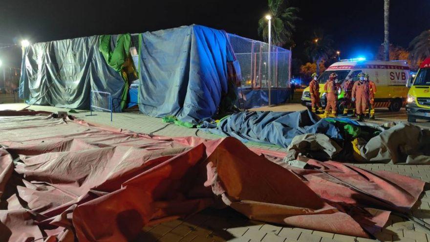 Nueve menores heridos al volarse un castillo hinchable en la feria de Mislata.