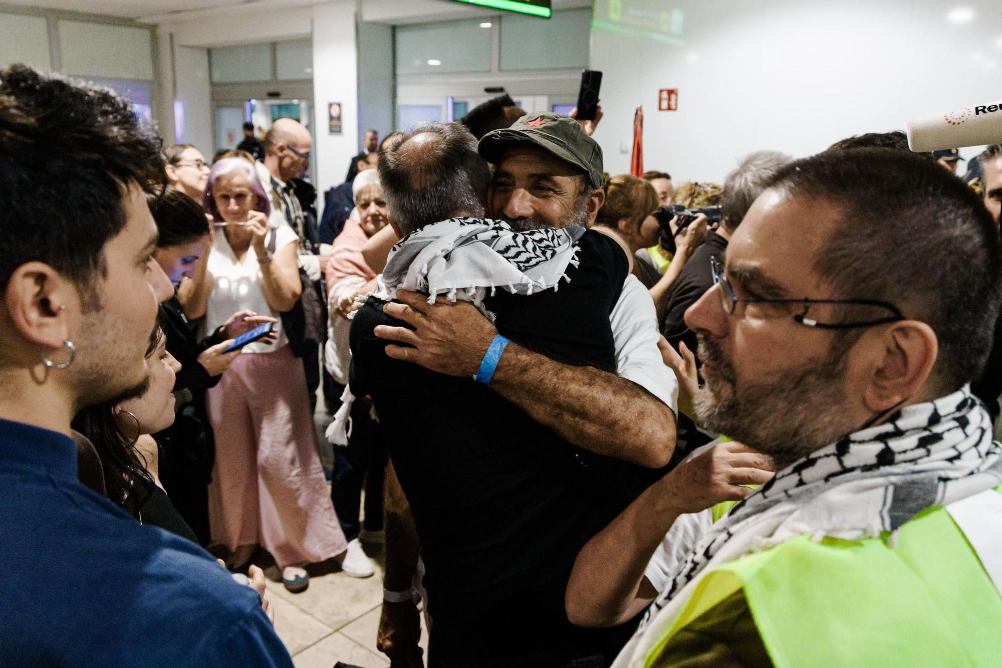 La llegada de Lucía Muñoz y Alejandra Martínez a Barajas en imágenes