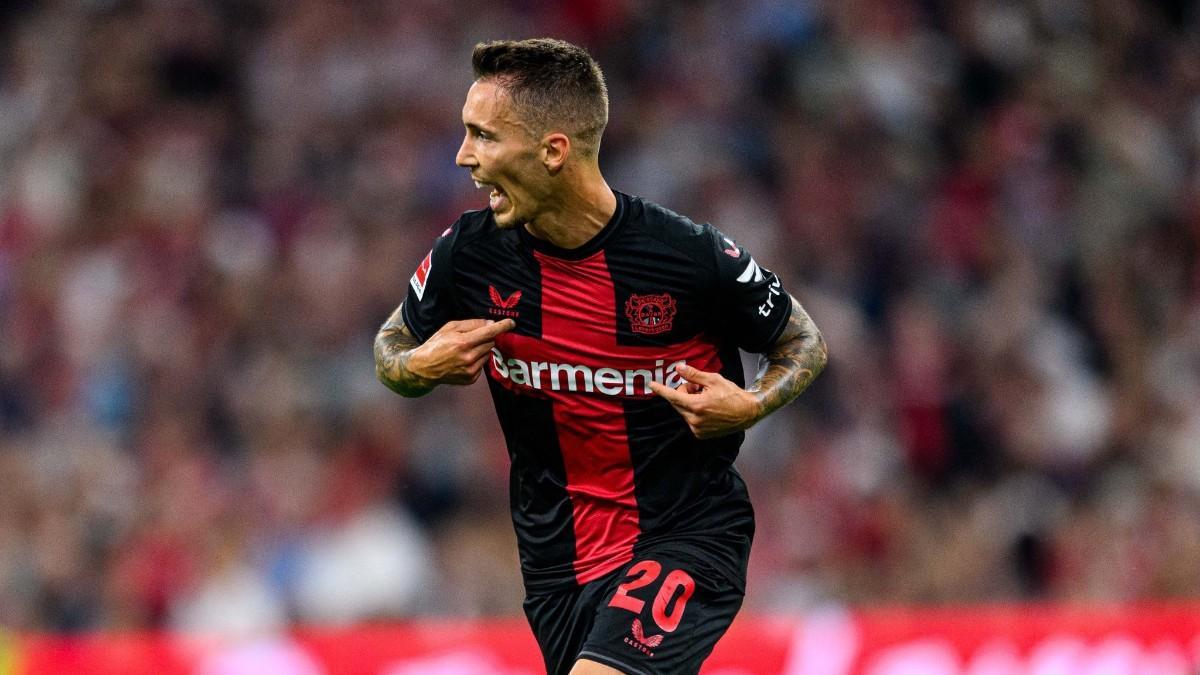 Alejandro Grimaldo celebrando un gol de falta directa al Bayern Múnich