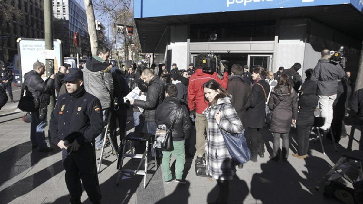 Numerosos periodistas esperan a la entrada de la sede del Partido Popular, en la que el presidente del Gobierno, Mariano Rajoy, comparece sobre supuestos pagos en negro. EFE