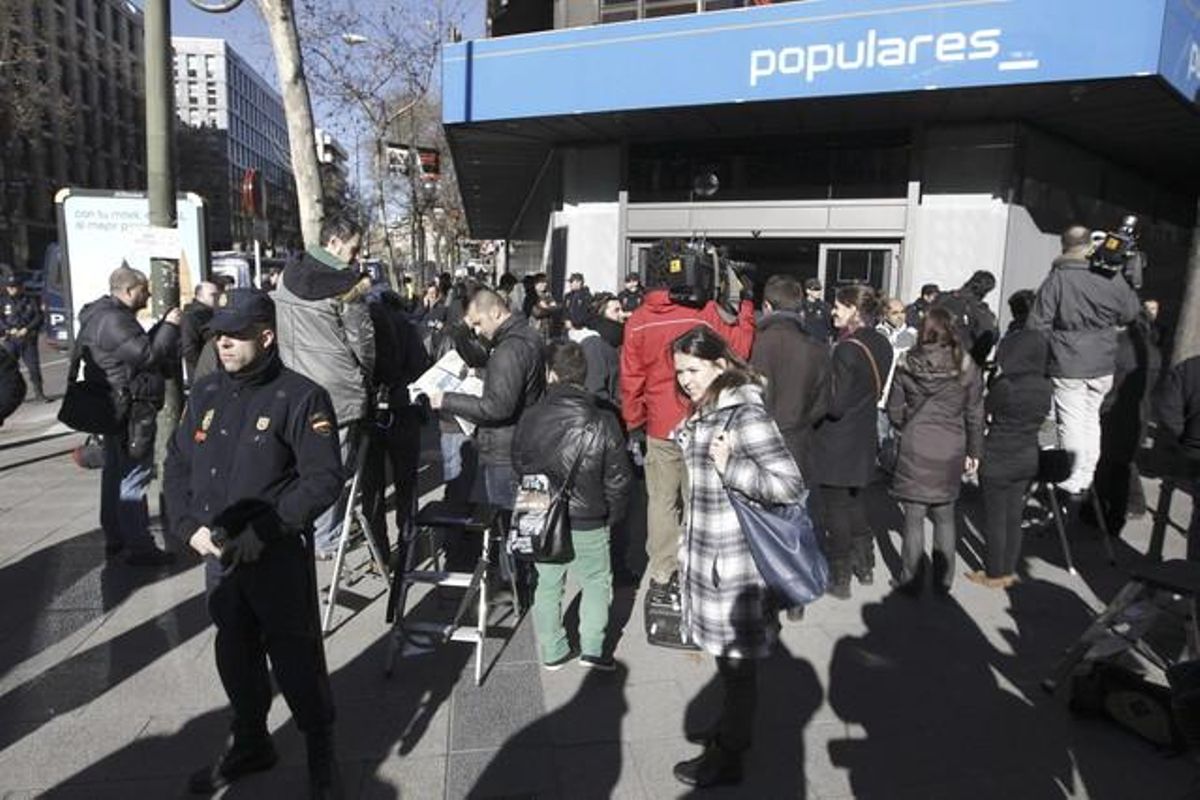 Nombrosos periodistes esperen a l’entrada de la seu del Partit Popular, on el president del Govern, Mariano Rajoy, compareix sobre suposats pagaments en negre. Nombrosos periodistes esperen a l’entrada de la seu del Partit Popular, on el president del Govern, Mariano Rajoy, compareix sobre suposats pagaments en negre.