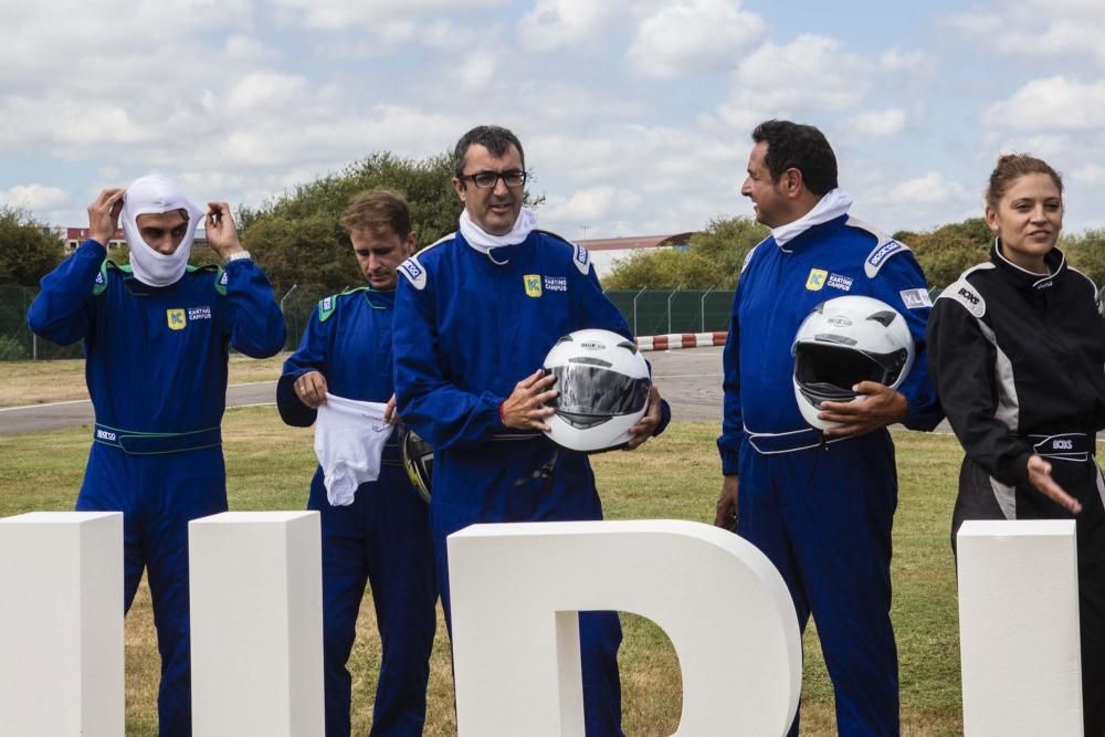 Periodistas y organizadores de la Vuelta Ciclista visitan el museo de Fernando Alonso