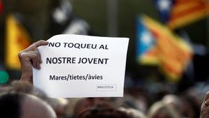 GRAFCAT6714. BARCELONA, 24/10/2019.- Centenares de personas, la mayoría estudiantes, profesores, padres y madres de alumnos se manifiestan en Barcelona convocados por el Sindicat d’Estudiants, en una protesta a la que se han adherido otros sindicatos y colectivos soberanistas, para expresar su rechazo a lo que consideran  represión contra los jóvenes por parte de la policía.EFE/ Jesús Diges