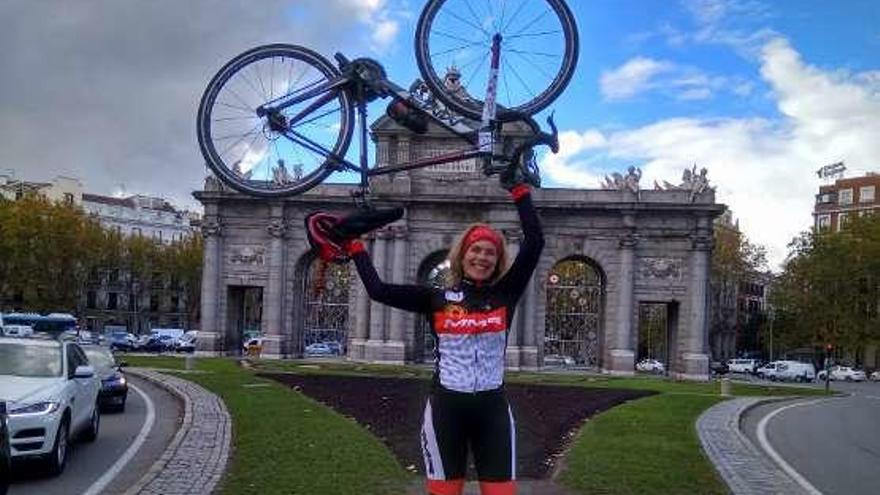 Judith Obaya, ayer, en la Puerta de Alcalá de Madrid.