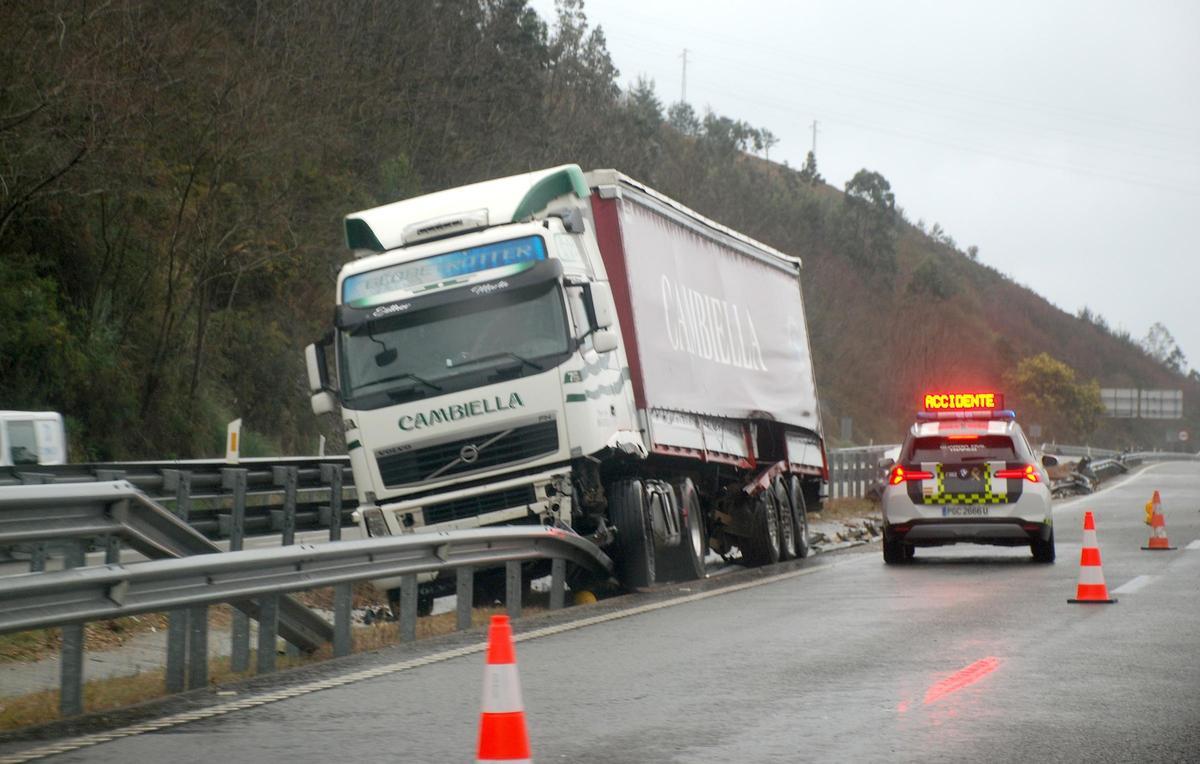 El camión del conductor fallecido en la Autovía del Cantábrico.