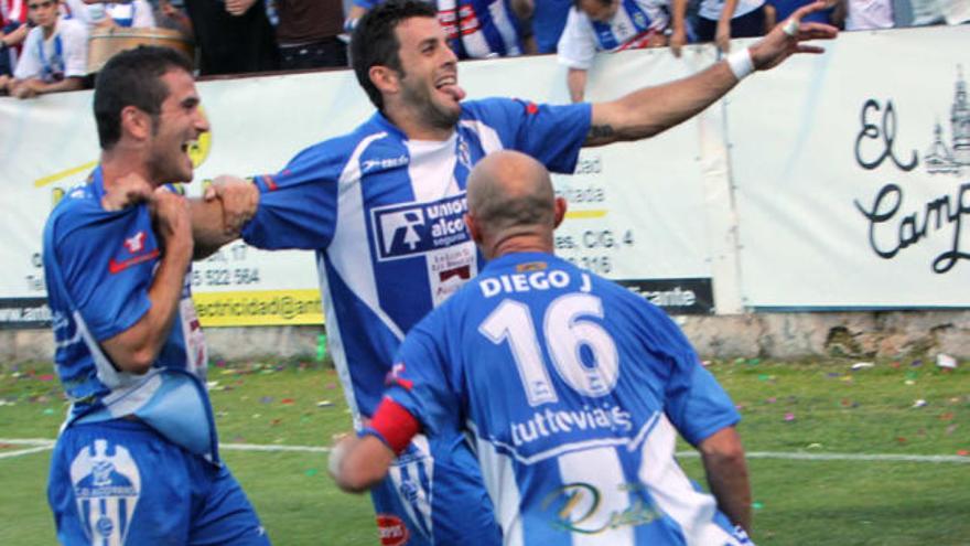 El delantero Paco Esteban, ayer, celebra el gol del empate del Alcoyano junto a Diego Jiménez y Jorge Giménez.