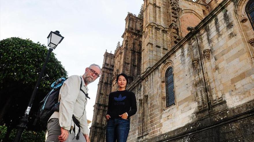 Plasencia y Corea, unidas caminando