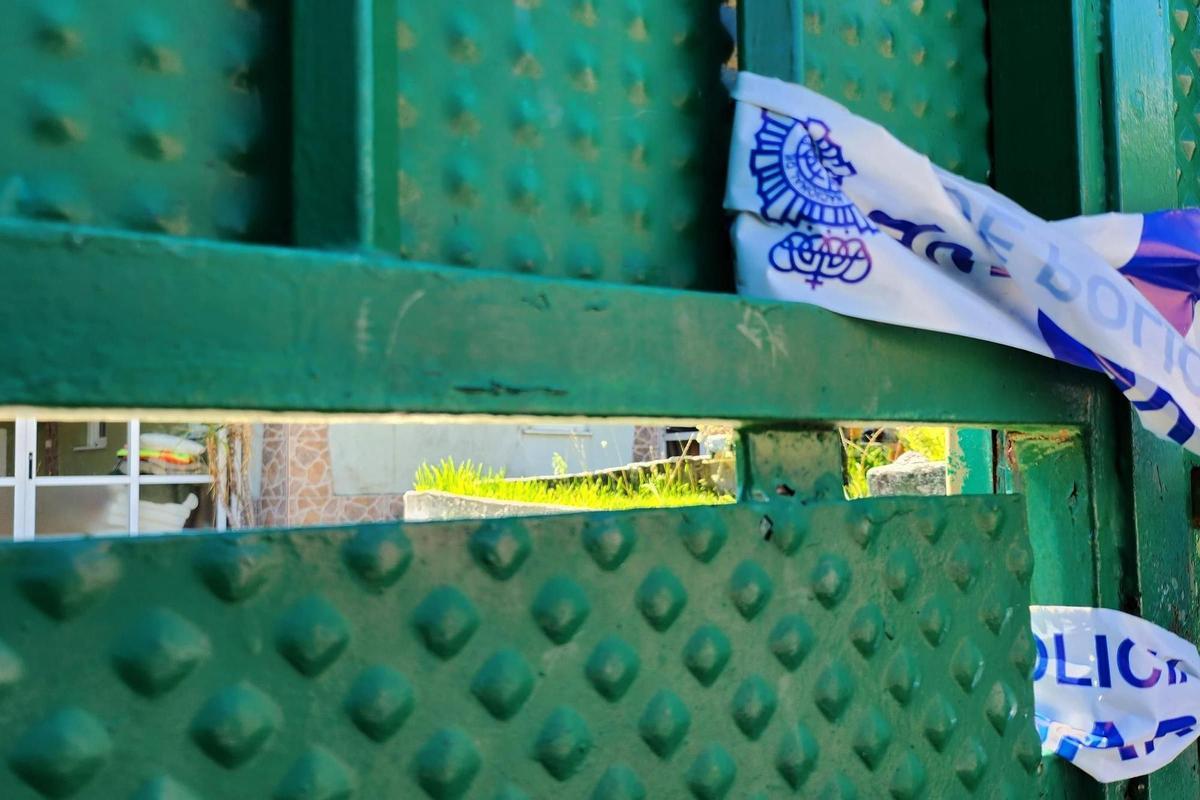 Precinto policial en el portal de la vivienda, en enero de 2025