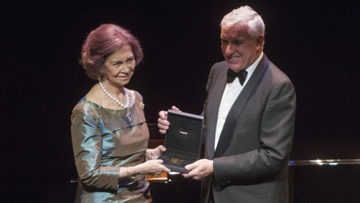 La reina Sofia recibe la medalla de Oro del Circulo del Liceo de manos del presidente de esta institución, Ignacio García-Nieto.