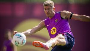 Lewandowski, en el último entrenamiento del Barça antes de viajar a Valencia.