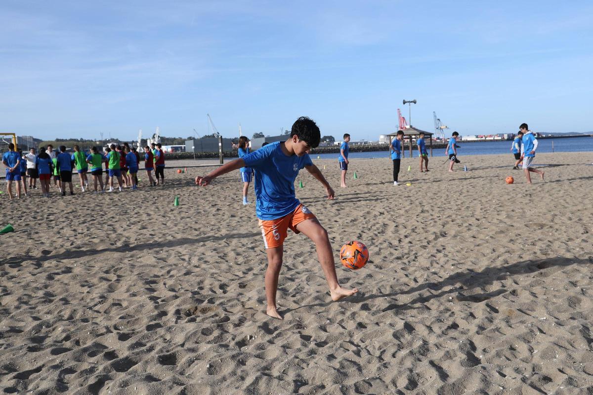 El fútbol tomó ayer la playa de A Compostela.
