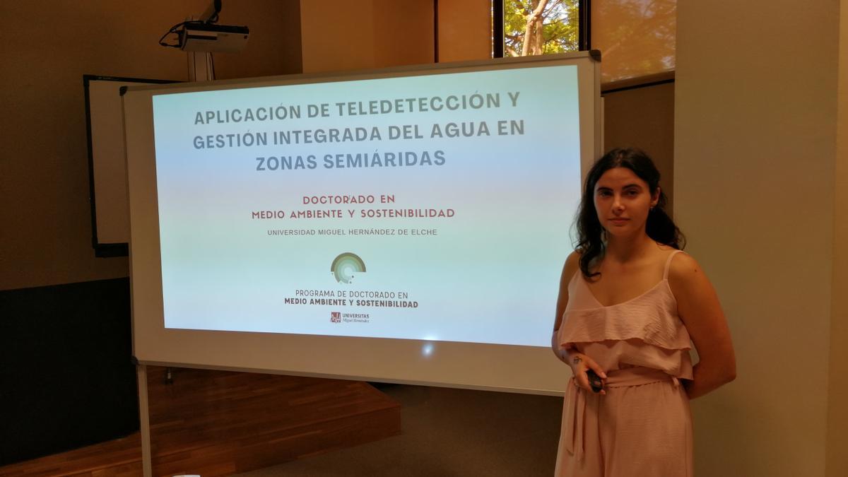 La autora de la tesis, Gema Marco Dos Santos, estudiante de doctorado de la UMH, durante la presentación de su trabajo.