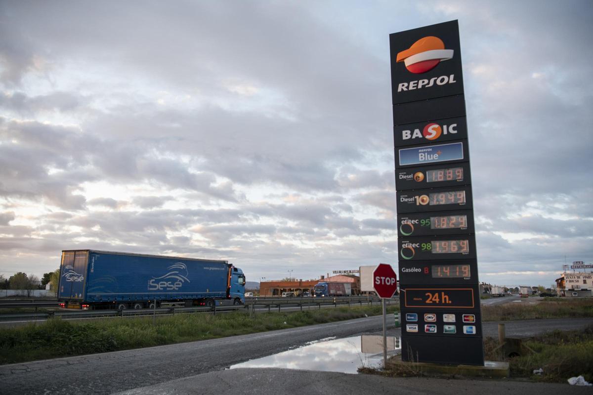 Un camión pasa al lado de una gasolinera.