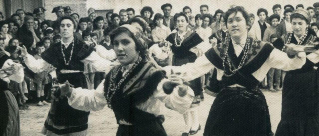 Grupo de baile da Sección Femenina, no Lestón (1955).   | // CEDIDA