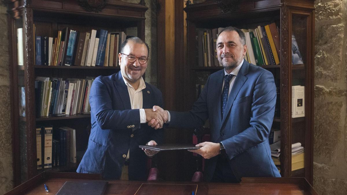 El rector de la Universidade de Santiago de Compostela (USC), Antonio López, junto al conselleiro de Sanidade, Julio García Comesaña, en la firma este martes del convenio