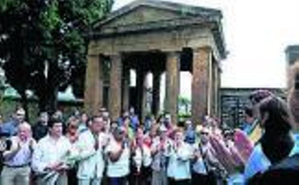 Homenaje a las «Trece Rosas» en la fosa común del cementerio