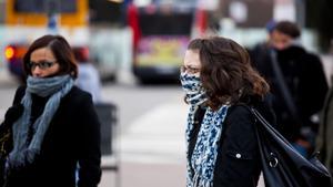 Dues dones es protegeixen del fred, el gener de l’any passat a l’estació de Sants de Barcelona.