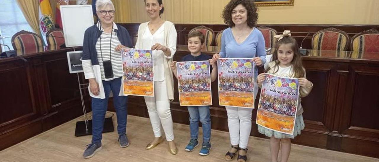 Dos niños se han unido a presentación del festival.