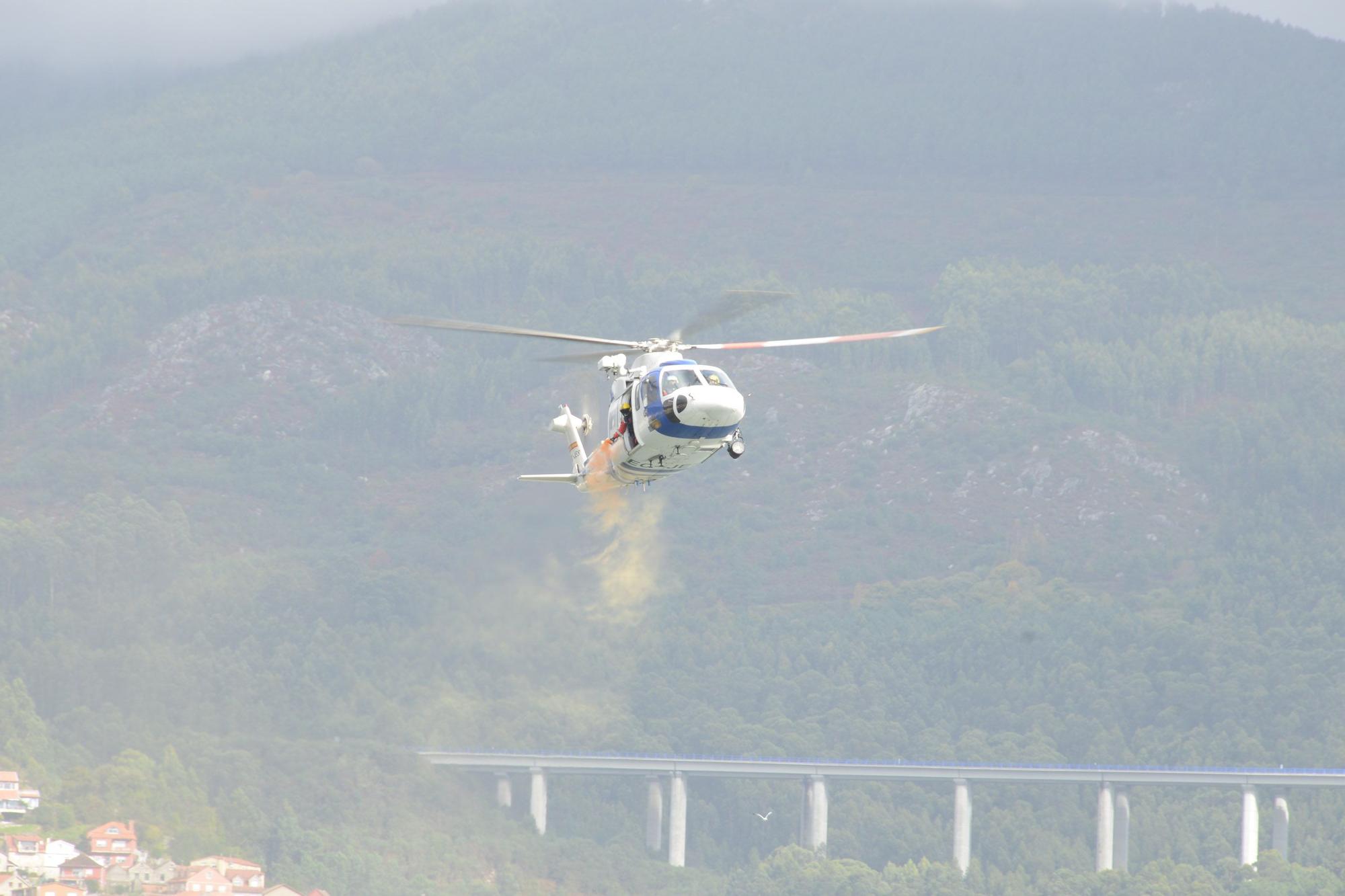 Escenas del simulacro de rescate frente a Moaña.