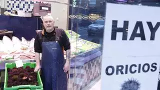 "Están caros, pero van a volar", así disfrutan los gijoneses de los primeros oricios de Asturias que llegan a El Llano