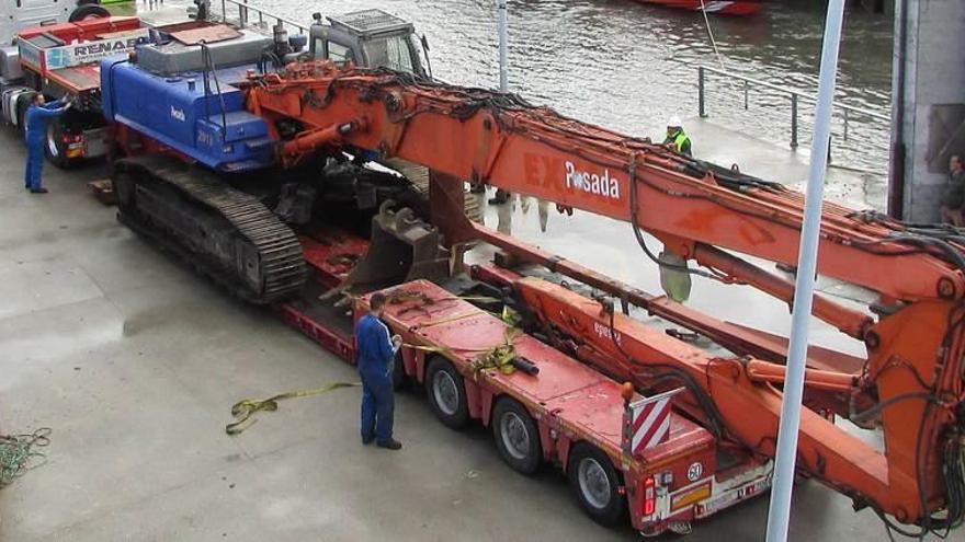 Una nueva pala para dragar la dársena del puerto de Llanes