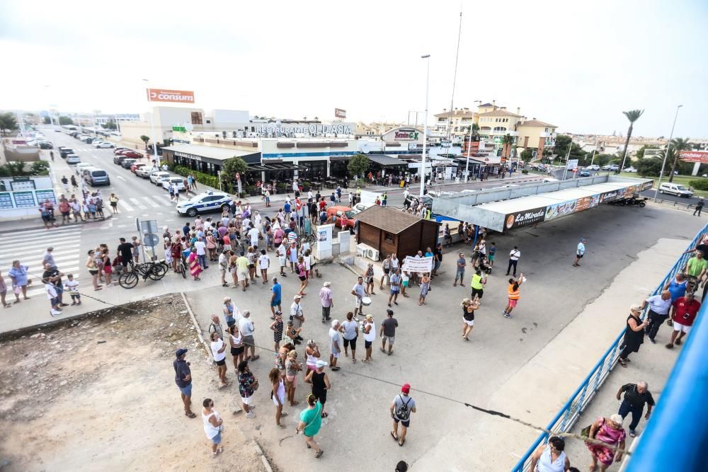 Manifestación en Orihuela Costa por su abandono