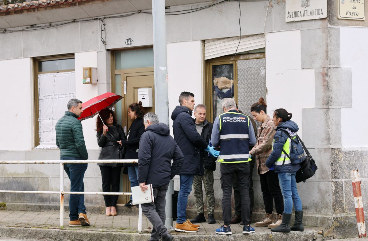 La Policía registra la vivienda de Alcabre donde dos hombres apuñalaron a un tercero