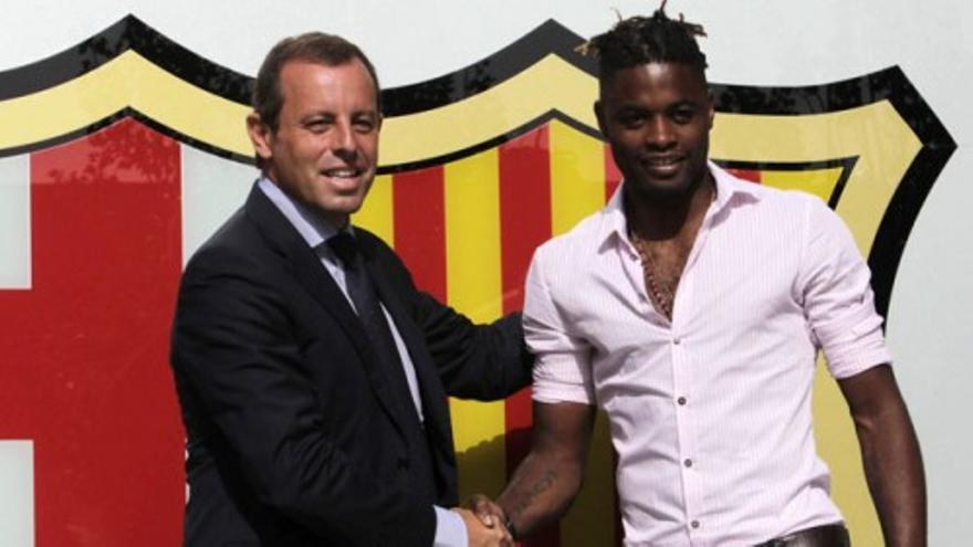 Alex Song estampa su firma como nuevo jugador del FC Barcelona