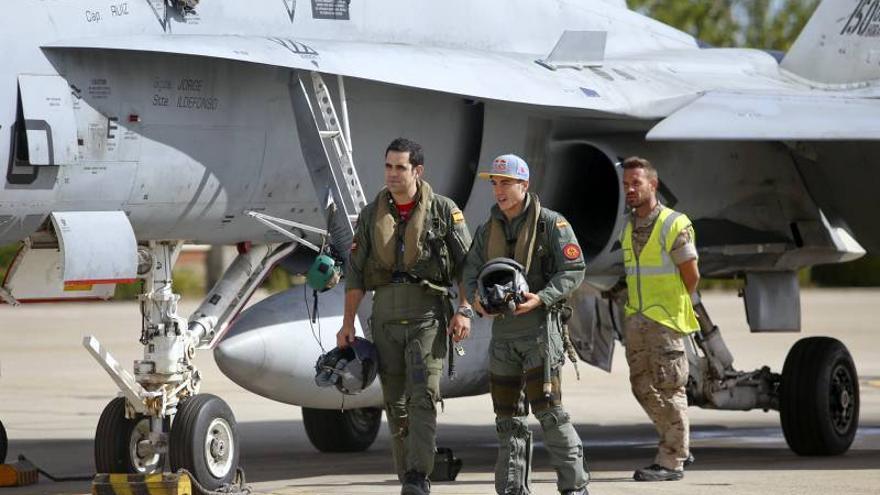 Maverick Viñales se monta en un F-18 en la Base Aérea de Zaragoza