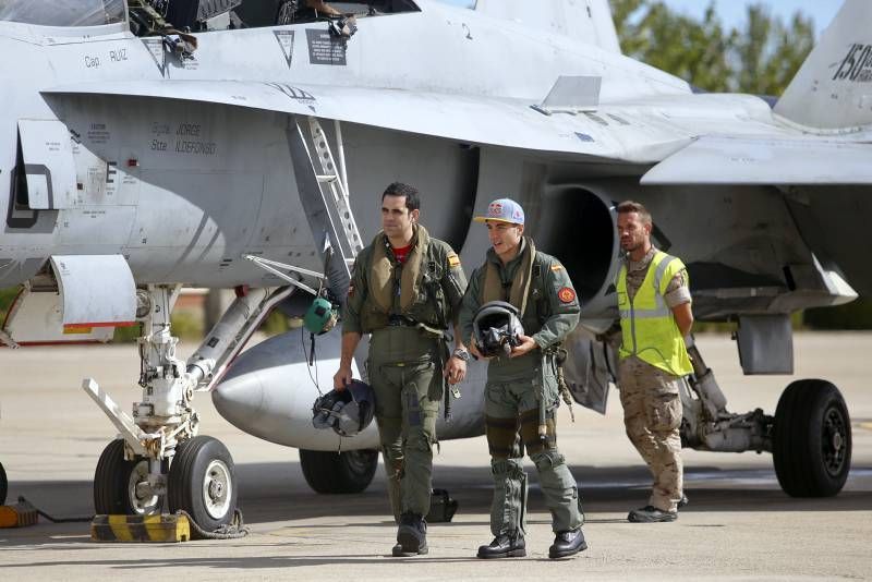 Maverick Viñales se monta en un F-18 en la Base Aérea de Zaragoza