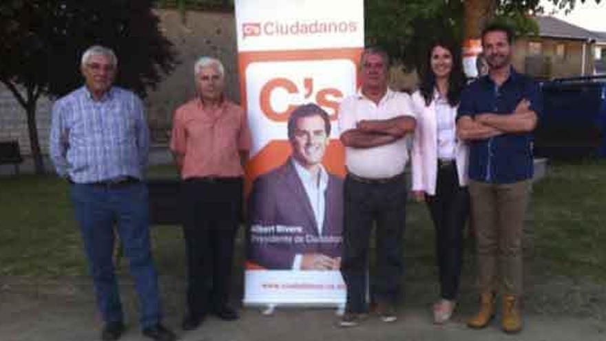 La candidata de Ciudadanos a las Cortes, Rocío Fernández, junto a los aspirantes de Otero de Bodas.