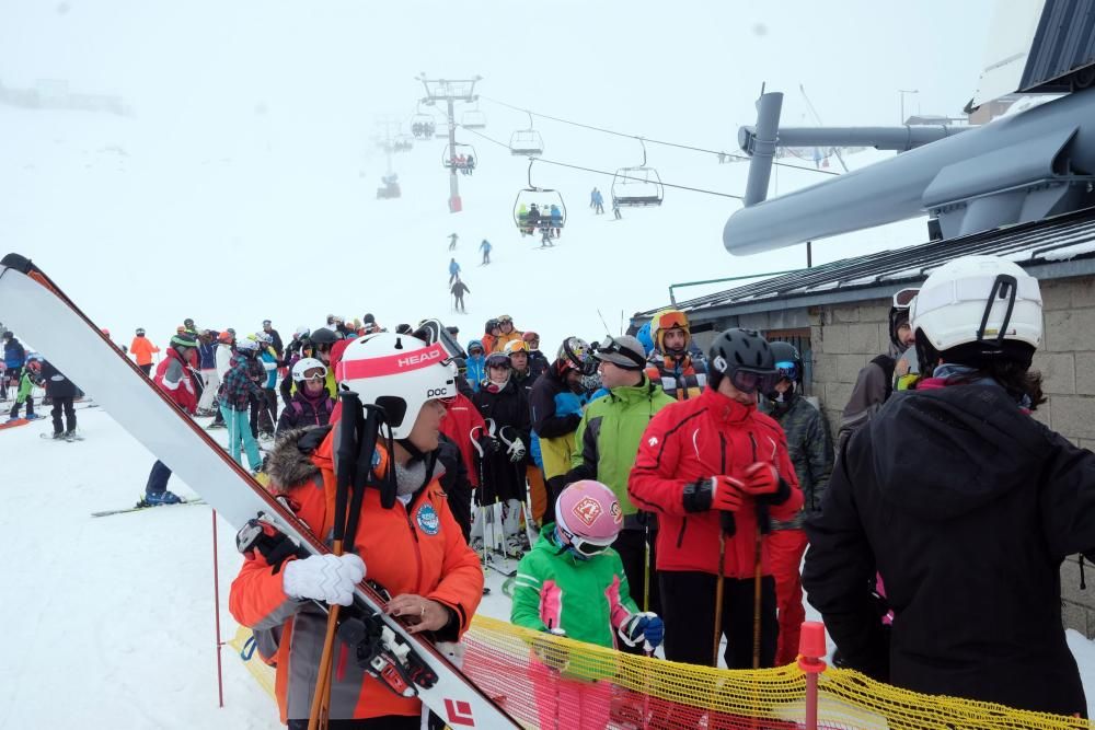 Multitud de esquiadores en Pajares en el domingo tras el temporal de nieve.