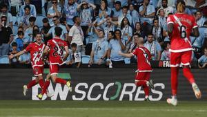 VIGO (PONTEVEDRA), 18/05/2025.- El centrocampista del Rayo Jorge de Frutos (i) celebra el segundo gol de su equipo durante el partido de la jornada 37 de LaLiga entre el Celta de Vigo y el Rayo Vallecano, este domingo en el estadio de Balaídos, en Vigo. EFE / Salvador Sas