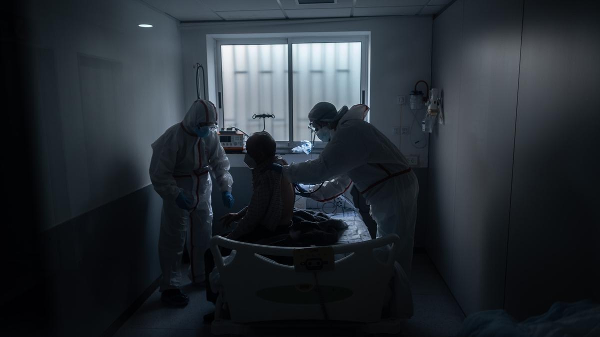 Un paciente hospitalizado recibe atención sanitaria.