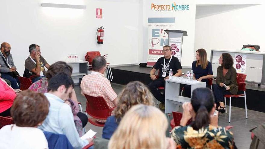 El público asiste al cierre de las jornadas, con Víctor García, Eva Illán y Melania Álvarez.