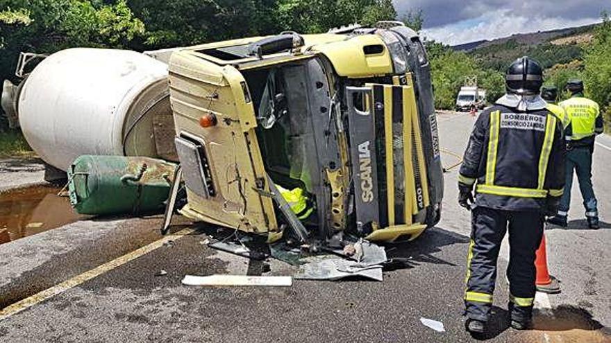 Vuelco de un camión en la N-525 a la altura de Requejo.