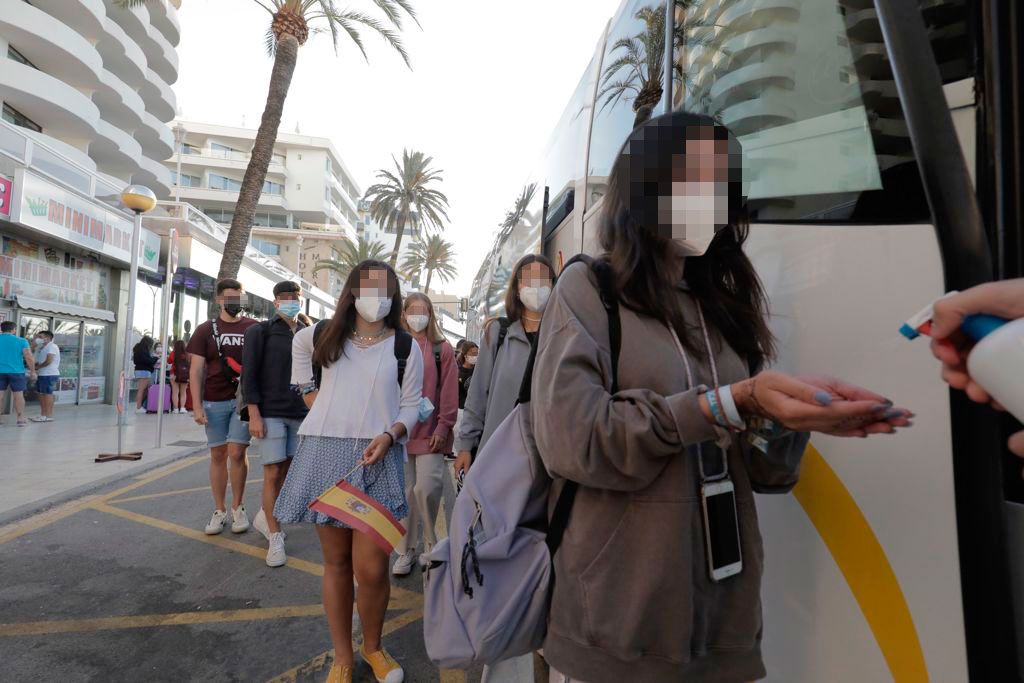 La estudiantes, hasta ahora confinados, en el Puerto de Palma para salir hacia la península