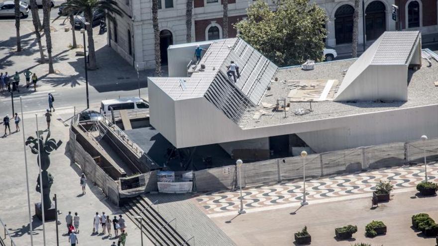 Imagen reciente de la Oficina de Turismo sobre el Paseo del Puerto