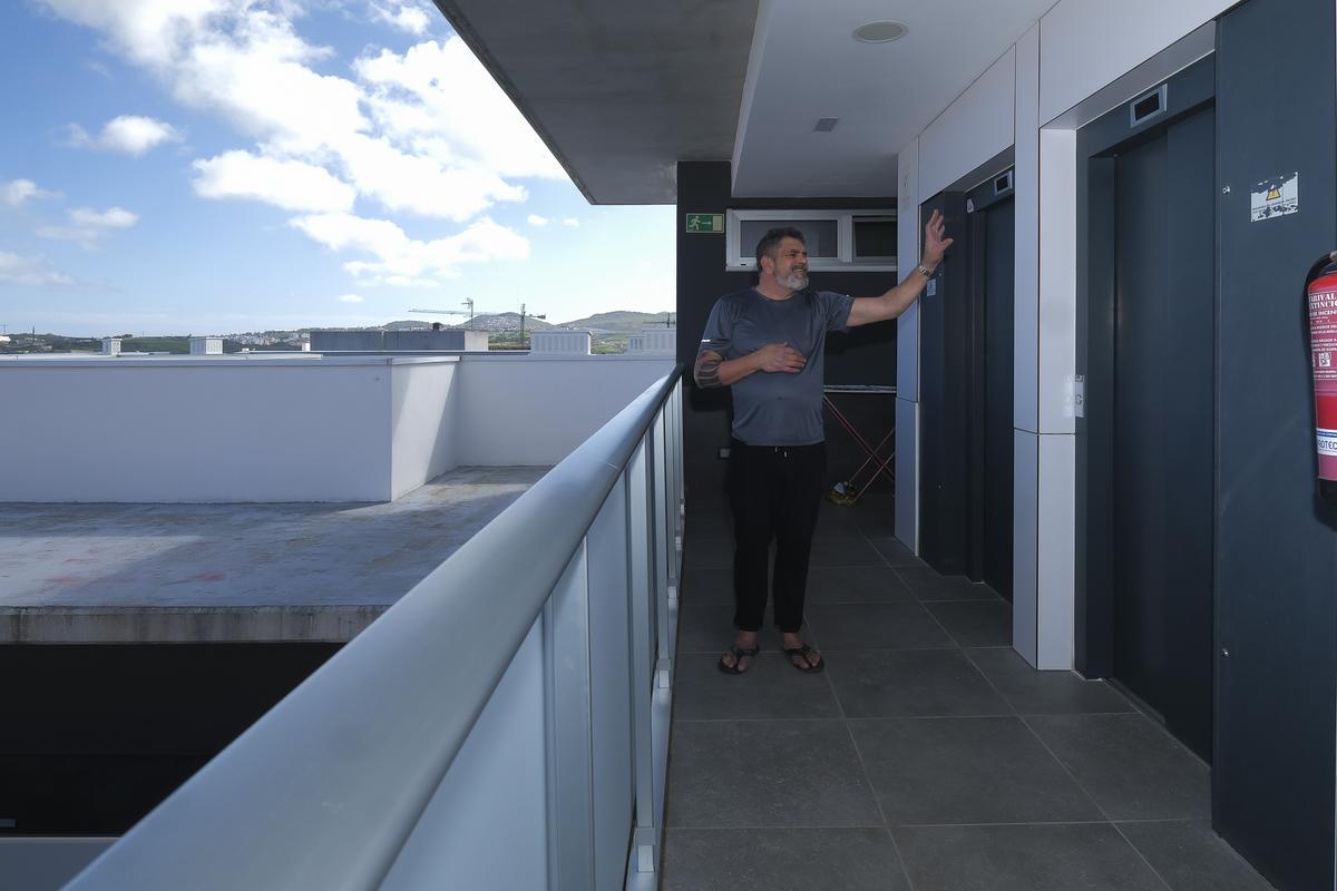 El presidente de la comunidad de vecinos señala que los ascensores quedan expuestos a la lluvia y al sol.