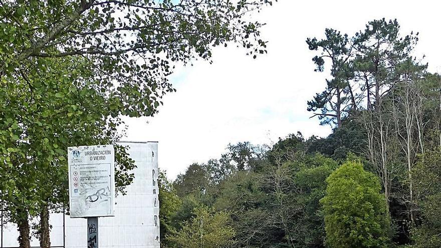 Un parque infantil en O Vieiro, sin juegos y en abandono | I.R.