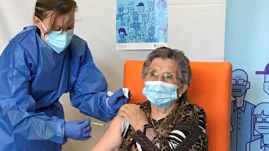 Una infermera administrant la segona dosi de la vacuna contra la covid a Leocadia Peña, la primera catalana en ser immunitzada contra la covid-19