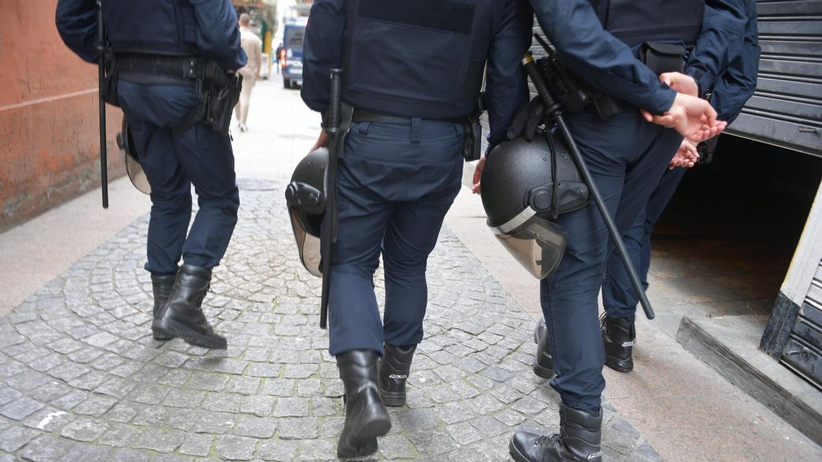 Policías nacionales en una calle de A Coruña.