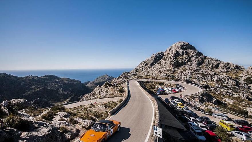 Uno de los coches participantes en el Rally Oris Clásico.