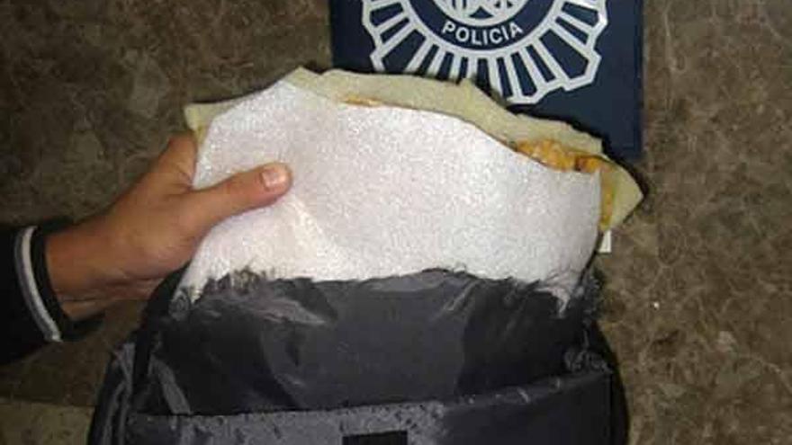 La mochila con cocaína interceptada a un correo en Barajas.