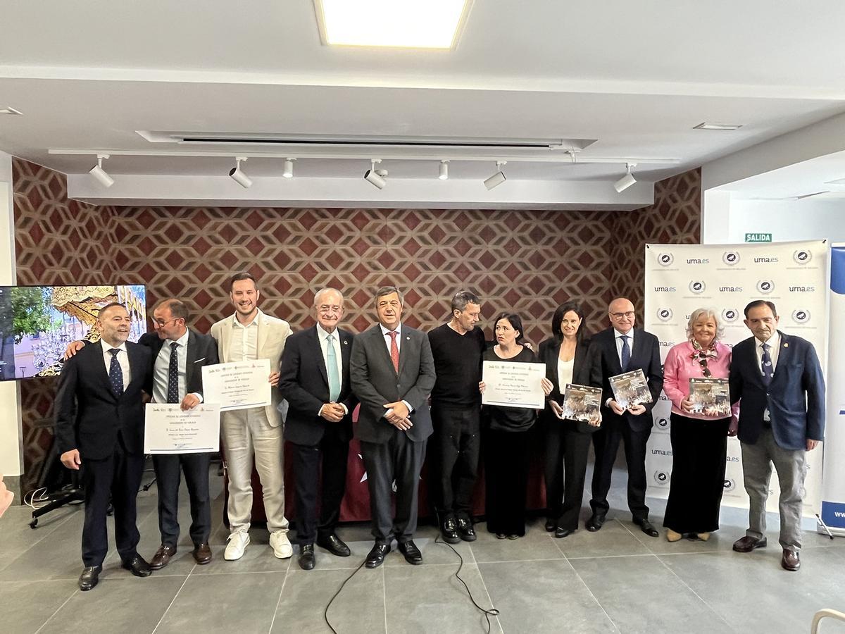 Los ganadores de los premios de investigación, con Antonio Banderas y las autoridades.