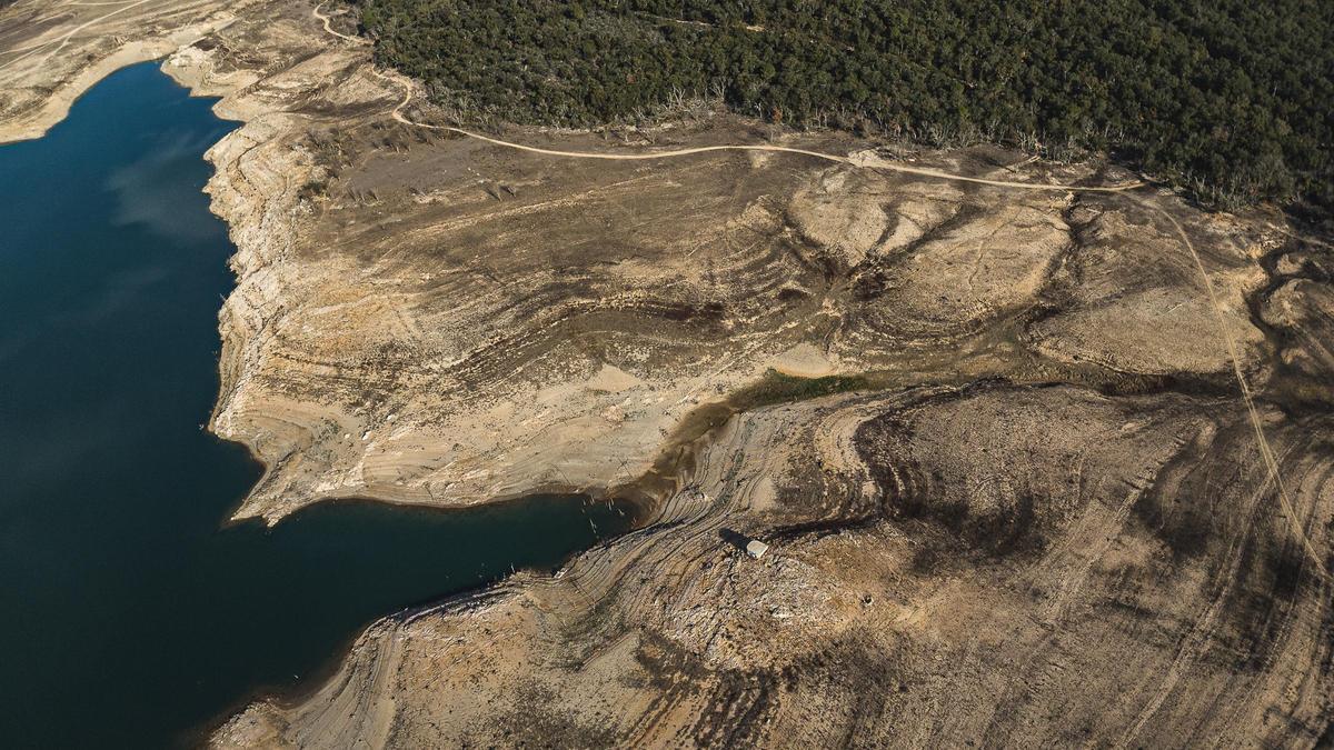 La dramàtica situació del pantà de Darnius-Boadella, a vista de dron.